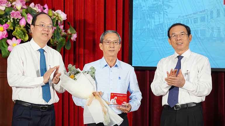 Đồng chí Nguyễn Văn Nên, Ủy viên Bộ Chính trị, Bí thư Thành ủy Thành phố Hồ Chí Minh và đồng chí Nguyễn Hồ Hải, Phó Bí thư Thường trực Thành ủy Thành phố Hồ Chí Minh tặng hoa và biểu trưng cho Bí thư chi bộ khu phố, ấp tiêu biểu. ( Ảnh Văn Thuận).