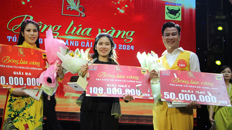 Ba thí sinh đoạt giải cao cuộc thi Bông lúa vàng 2024. (Ảnh THÙY TRANG).