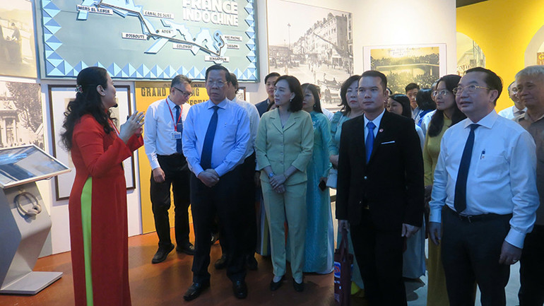 Các đại biểu tham quan công trình xây dựng mới Bảo tàng Tôn Đức Thắng. Các đại biểu tham quan công trình xây dựng mới Bảo tàng Tôn Đức Thắng.