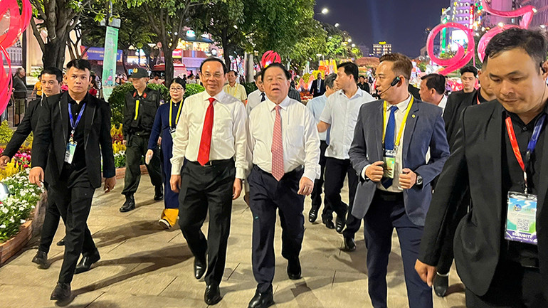 Các đại biểu tham quan Đường hoa Nguyễn Huệ. Các đại biểu tham quan Đường hoa Nguyễn Huệ.