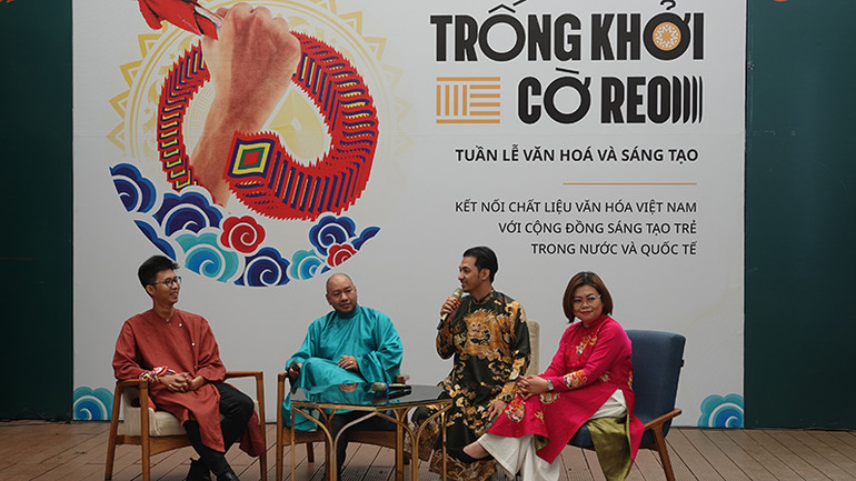 Các khách mời trao đổi về chủ đề Tiếp biến văn hóa trong ngành công nghiệp sáng tạo.