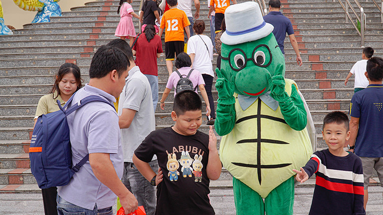 Du khách đến Suối Tiên trong ngày nghỉ lễ Tết Dương lịch phần lớn là nhóm gia đình.