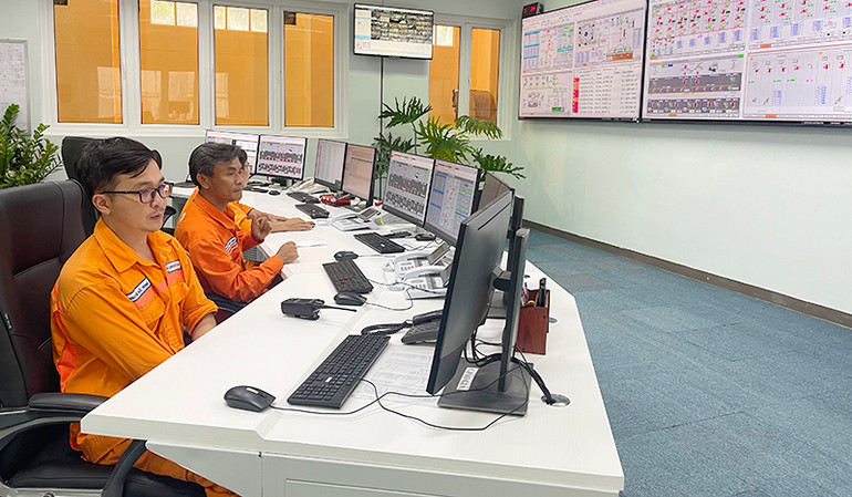 Cán bộ Nhà máy thủy điện Đại Ninh vận hành điều tiết, giữ nước cho khu vực hạ lưu.