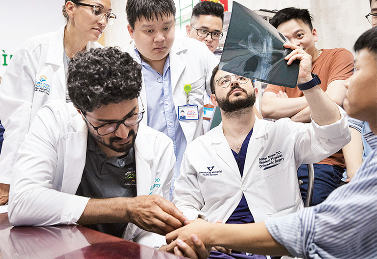 Các bác sĩ, chuyên gia hội chẩn cho ca bệnh mắc dị tật ở tay. Các bác sĩ, chuyên gia hội chẩn cho ca bệnh mắc dị tật ở tay.