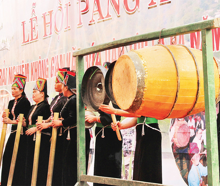 Trống và chiêng là những dụng cụ không thể thiếu tại phần lễ. Trống và chiêng là những dụng cụ không thể thiếu tại phần lễ.
