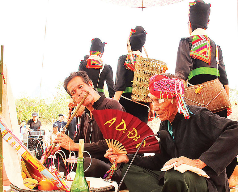 Thầy cúng thực hiện nghi lễ mời tổ tiên, các vị thần linh về dự lễ. Thầy cúng thực hiện nghi lễ mời tổ tiên, các vị thần linh về dự lễ.