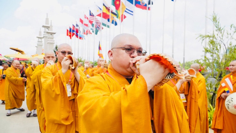 Đoàn cung nghinh trang trọng rước Xá lợi về Học viện Phật giáo Việt Nam Thành phố Hồ Chí Minh - điểm dừng chân đầu tiên tại Việt Nam, nằm trong hành trình tôn trí phục vụ Đại lễ Vesak Liên hợp quốc 2025.