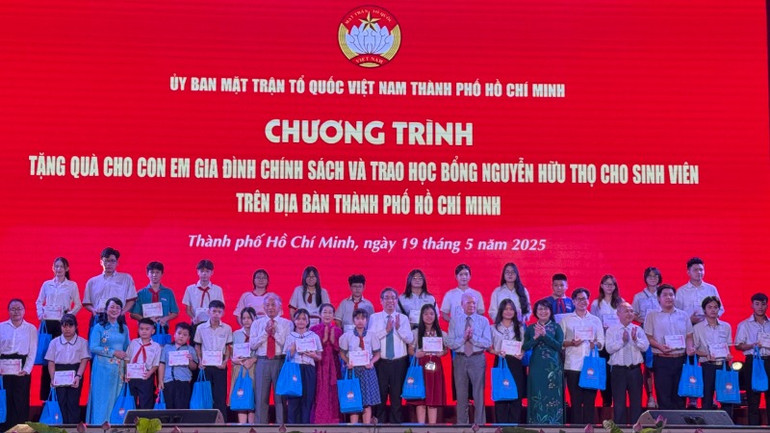 Ủy ban Mặt trận Tổ quốc Việt Nam Thành phố trao học bổng Nguyễn Hữu Thọ cho 33 sinh viên trên địa bàn.