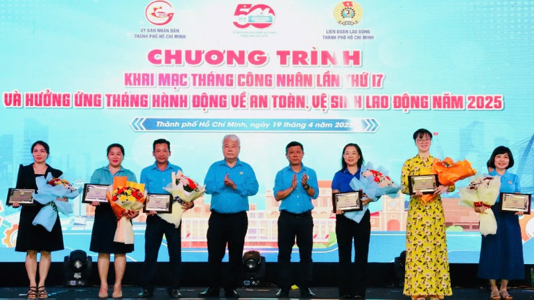 Đồng chí Võ Khắc Thái và đồng chí Trần Đoàn Trung tuyên dương các đơn vị tiêu biểu tại chương trình.