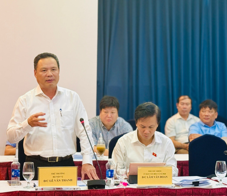 Đại diện Ban soạn thảo, Thứ trưởng Nội vụ Lê Văn Thanh đã giải trình làm rõ các nội dung đại biểu đặt ra. Đại diện Ban soạn thảo, Thứ trưởng Nội vụ Lê Văn Thanh đã giải trình làm rõ các nội dung đại biểu đặt ra.