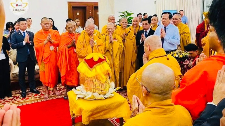 Xá lợi Đức Phật tại khu vực phòng chờ VIP, sân bay quốc tế Tân Sơn Nhất