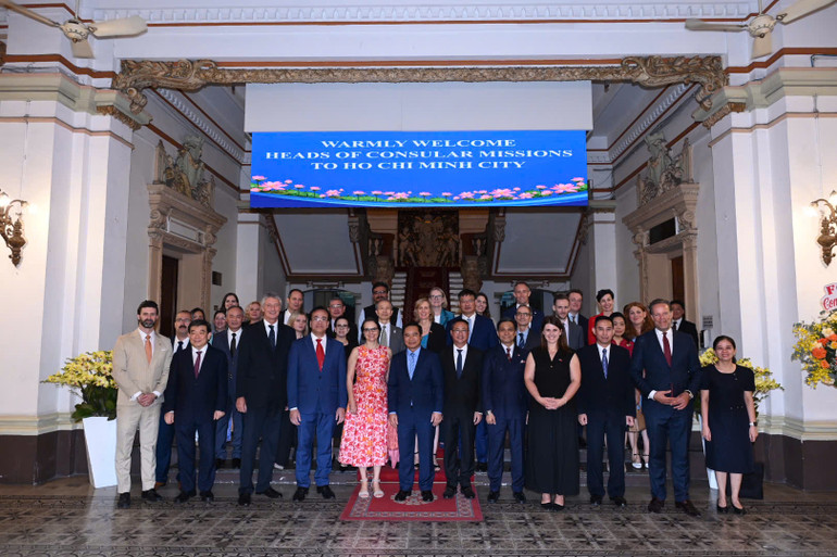 Chủ tịch Ủy ban nhân dân Thành phố Hồ Chí Minh Nguyễn Văn Được cùng các Trưởng Cơ quan Lãnh sự tại Thành phố Hồ Chí Minh chụp ảnh lưu niệm