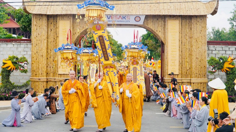 Xá lợi Đức Phật Thích Ca Mâu Ni chính thức được cung nghinh về tới Học viện Phật giáo Việt Nam Thành phố Hồ Chí Minh trong không khí trang nghiêm, xúc động.