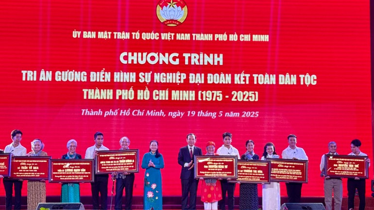 Ủy ban Mặt trận Tổ quốc Việt Nam Thành phố Hồ Chí Minh đã tri ân 49 gương điển hình sự nghiệp đại đoàn kết toàn dân tộc Thành phố Hồ Chí Minh (1975-2025).