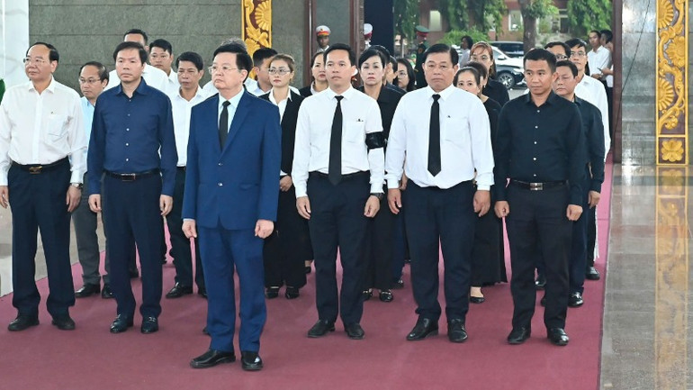 Đoàn của Chính phủ nước Cộng hòa xã hội chủ nghĩa Việt Nam do Phó Thủ tướng Chính phủ Mai Văn Chính làm Trưởng đoàn đã vào viếng Giáo sư, Tiến sĩ Phan Lương Cầm.