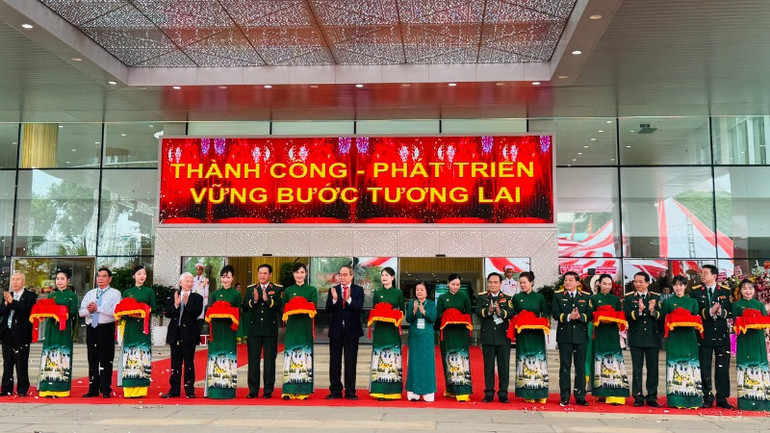 Các đại biểu thực hiện nghi thức cắt băng khánh thành Bệnh viện đa khoa 1.000 giường. Các đại biểu thực hiện nghi thức cắt băng khánh thành Bệnh viện đa khoa 1.000 giường.