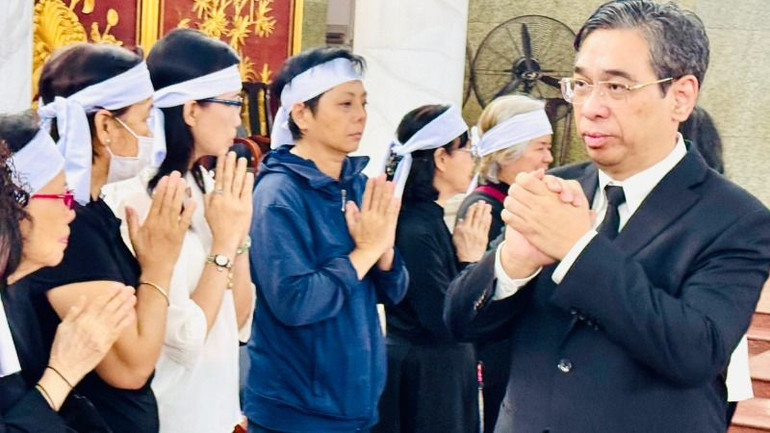 Đồng chí Nguyễn Phước Lộc, Phó Bí thư Thành ủy, Chủ tịch Ủy ban Mặt trận Tổ quốc Việt Nam Thành phố Hồ Chí Minh chia buồn cùng gia quyến Giáo sư, Tiến sĩ Phan Lương Cầm.