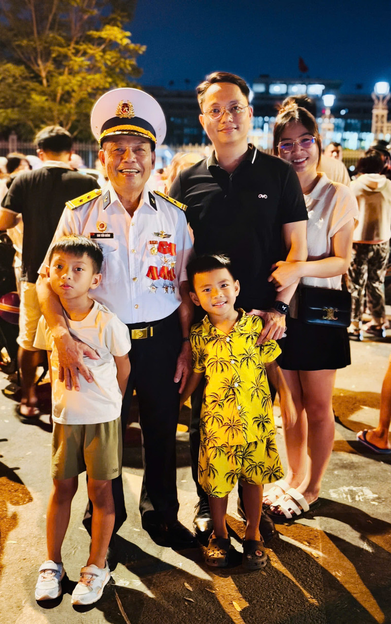 Ông Cao Tiến Niêng cùng con cháu có mặt từ đêm để theo dõi chương trình của Lễ kỷ niệm.