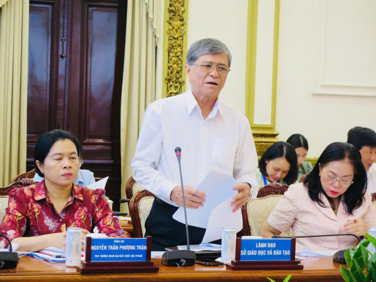 Giám đốc Sở Giáo dục và Đào tạo Thành phố Nguyễn Văn Hiếu báo cáo tại buổi làm việc.