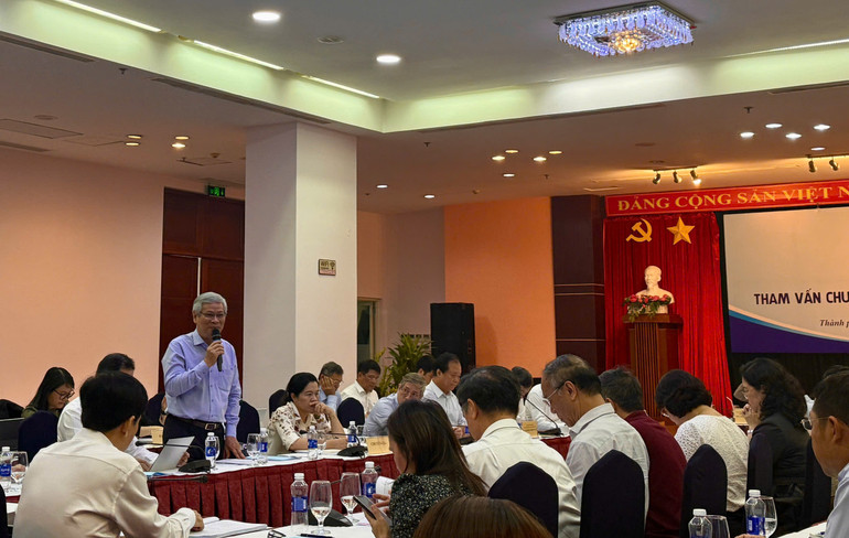 Các đại biểu đóng góp ý kiến tại tọa đàm.