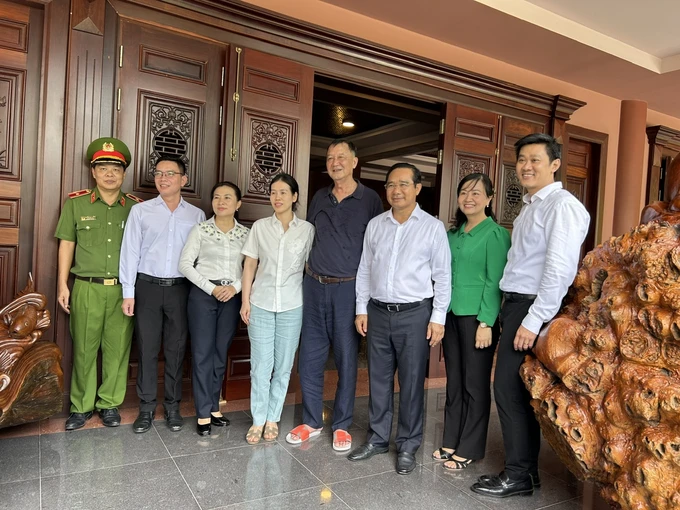 Đồng chí Nguyễn Văn Được cùng các thành viên trong đoàn chụp hình lưu niệm với các thành viên gia đình cố Thủ tướng Phan Văn Khải.