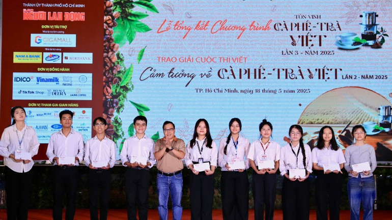 Báo Người Lao Động đã trao 10 suất học bổng đến các sinh viên vượt khó học giỏi của Trường đại học Khoa học xã hội và nhân văn Thành phố Hồ Chí Minh.