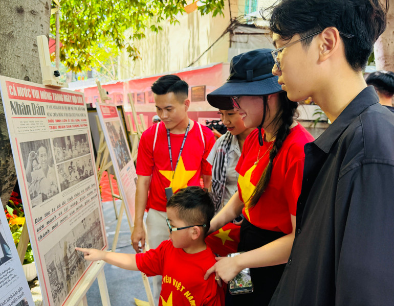 Người dân tham Triển lãm trang Nhất ngày 30/4 của Báo Nhân Dân các năm (1975, 1980, 1985, 1990, 1995, 2000, 2005, 2010, 2015 và 2020).