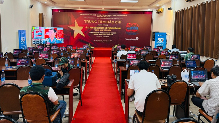 Các phóng viên tác nghiệp tại Trung tâm báo chí.