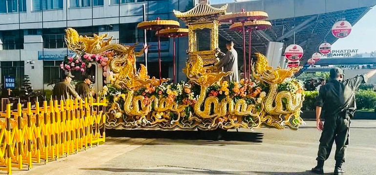 Trong tiếng niệm Phật trang nghiêm, Xá lợi được cung thỉnh từ chuyên cơ quân sự của Chính phủ Ấn Độ vào khu vực phòng chờ VIP sân bay.