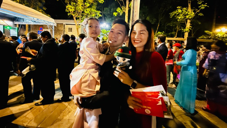 Vợ chồng chị Phạm Thị Thu Hường (giảng viên Đại học Y Hà Nội) cảm thấy may mắn khi có mặt ở Thành phố Hồ Chí Minh dịp này để trực tiếp chứng kiến những khoảnh khắc kỳ diệu này.