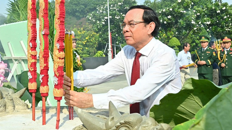Đồng chí Nguyễn Văn Nên dâng hương tưởng niệm các Anh hùng liệt sĩ tại Nghĩa trang Liệt sĩ Thành phố Hồ Chí Minh. (Ảnh: DUY LINH)