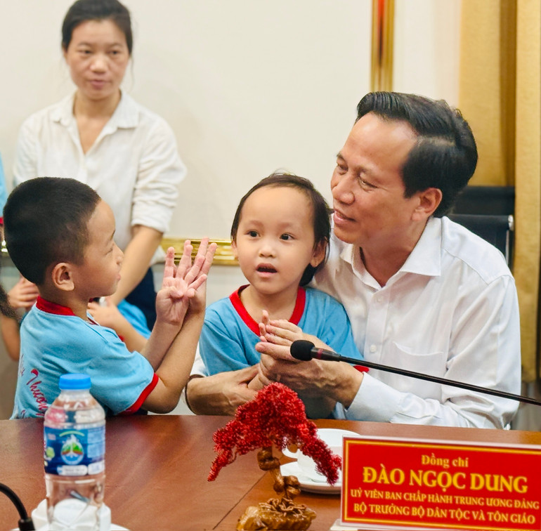 Đồng chí Đào Ngọc Dung trò chuyện, thăm hỏi các cháu bé tại Trung tâm.