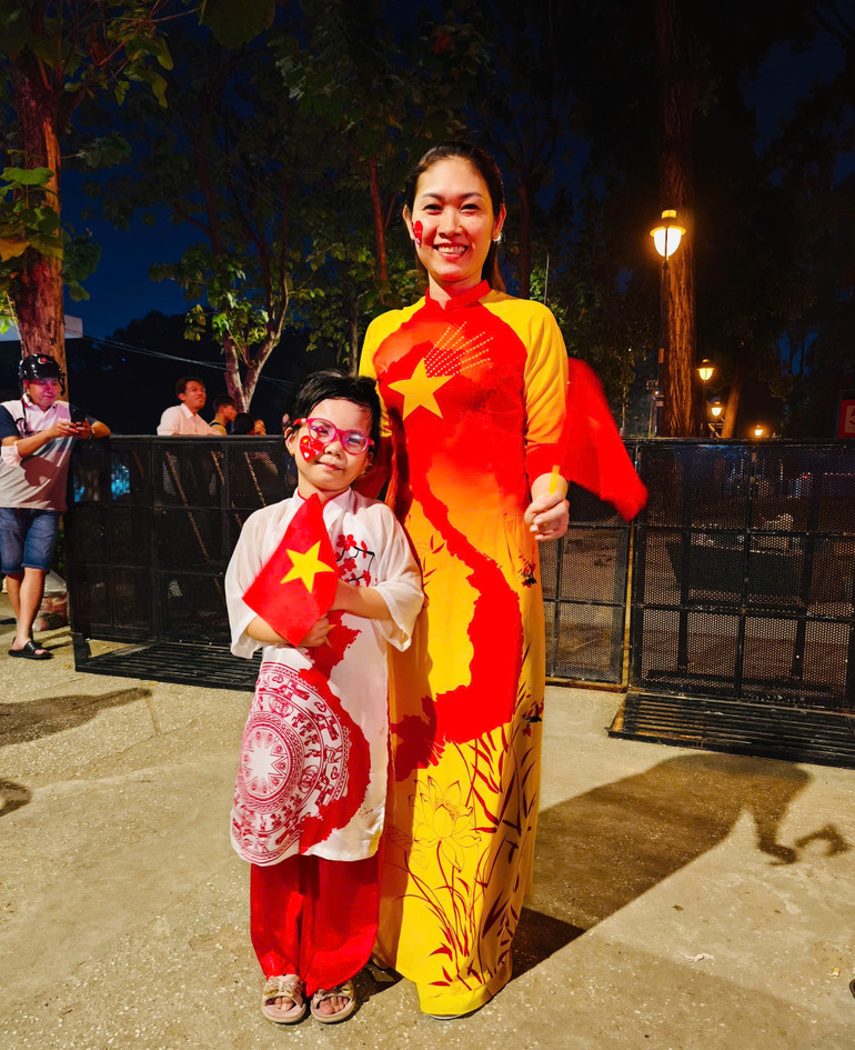 Chị Nguyễn Thị Ngọc Giàu cùng con gái thức trắng đêm để đợi xem Lễ kỷ niệm.