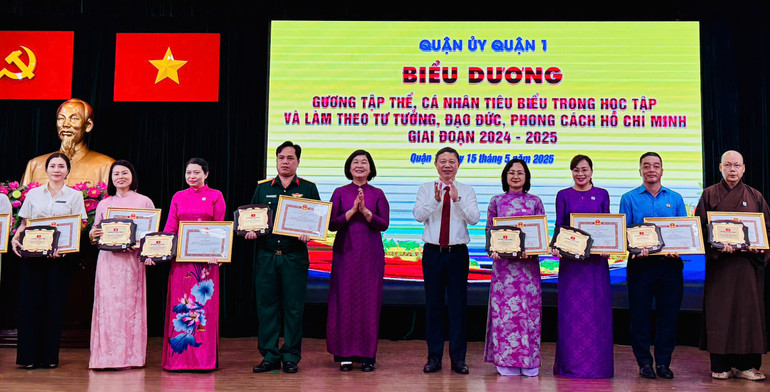 Ban Thường vụ Quận ủy Quận 1 biểu dương 37 tập thể và 71 cá nhân có thành tích nổi bật, tiêu biểu trong học tập và làm theo tư tưởng, đạo đức, phong cách Hồ Chí Minh.