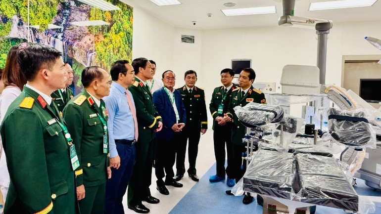 Các đại biểu tham quan Bệnh viện đa khoa 1.000 giường vừa được khánh thành sáng 26/5. Các đại biểu tham quan Bệnh viện đa khoa 1.000 giường vừa được khánh thành sáng 26/5.