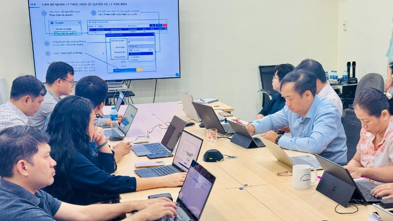 Bộ phận kỹ thuật của Trung tâm Chuyển đổi số Thành phố Hồ Chí Minh chia sẻ các nội dung cho các điểm cầu. Bộ phận kỹ thuật của Trung tâm Chuyển đổi số Thành phố Hồ Chí Minh chia sẻ các nội dung cho các điểm cầu.