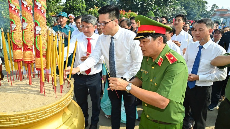 Các thành viên trong đoàn và đông đảo cán bộ, nhân dân Thành phố Hồ Chí Minh đã dâng hương tưởng nhớ công lao của các Anh hùng liệt sĩ. (Ảnh: DUY LINH)
