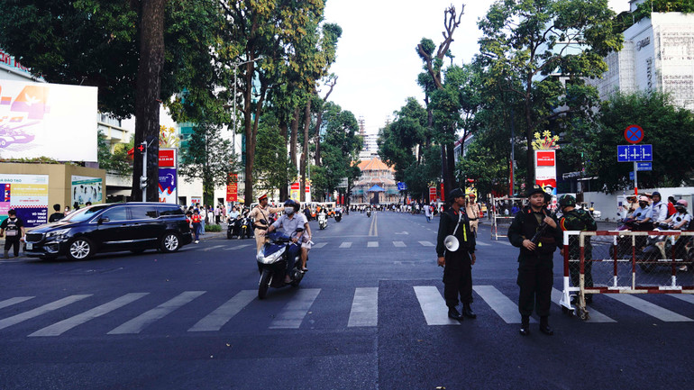 Lực lượng an ninh phân luồng bảo đảm trật tự an toàn giao thông trong dịp lễ. (Ảnh: THẾ ANH) Lực lượng an ninh phân luồng bảo đảm trật tự an toàn giao thông trong dịp lễ. (Ảnh: THẾ ANH)