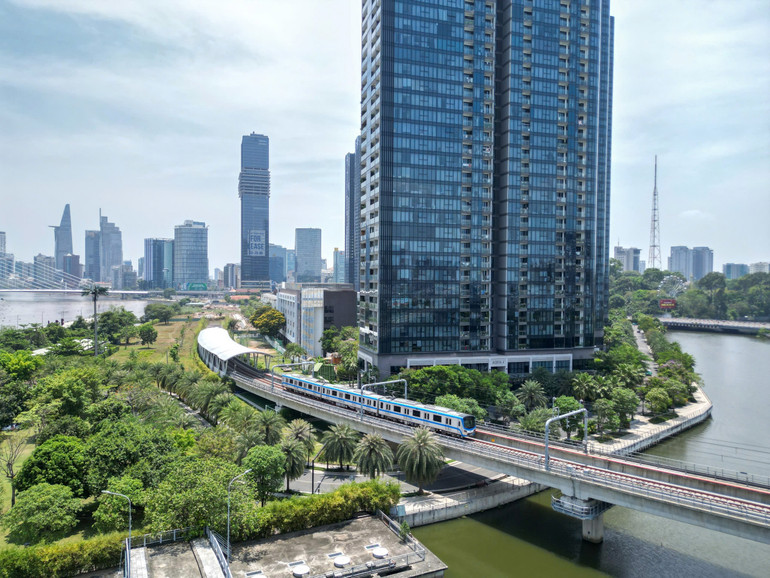 Người dân nên lựa chọn các phương tiện giao thông công cộng để hạn chế tắc đường. Người dân nên lựa chọn các phương tiện giao thông công cộng để hạn chế tắc đường.