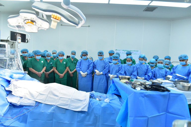 Thiếu tướng Trần Quốc Việt, Giám đốc Bệnh viện Quân y 175 và tập thể y bác sĩ cúi đầu tri ân bệnh nhân hiến tạng. Thiếu tướng Trần Quốc Việt, Giám đốc Bệnh viện Quân y 175 và tập thể y bác sĩ cúi đầu tri ân bệnh nhân hiến tạng.