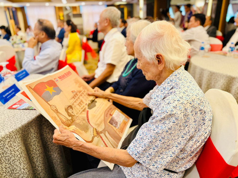 Các đại biểu vui mừng khi đón nhận Phụ san đặc biệt kỷ niệm 50 năm Ngày Giải phóng miền nam, thống nhất đất nước (30/4/1975-30/4/2025) của Báo Nhân Dân.