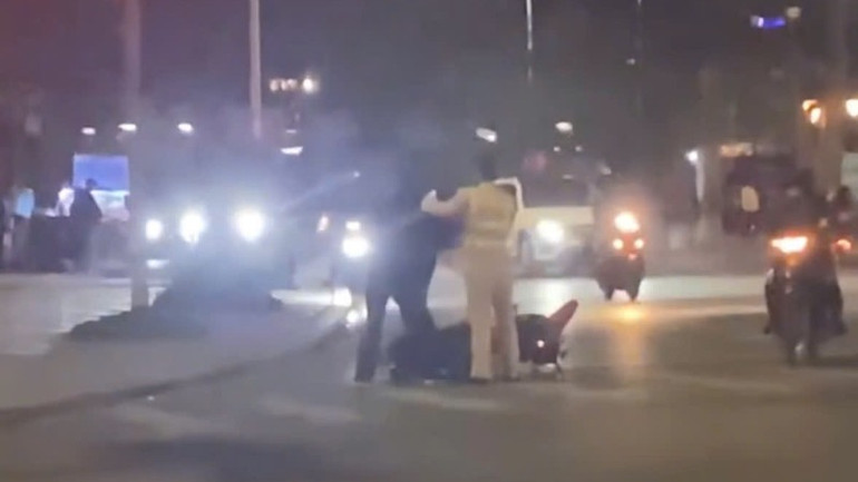 Hình ảnh người đàn ông bị cảnh sát giao thông bắt giữ.