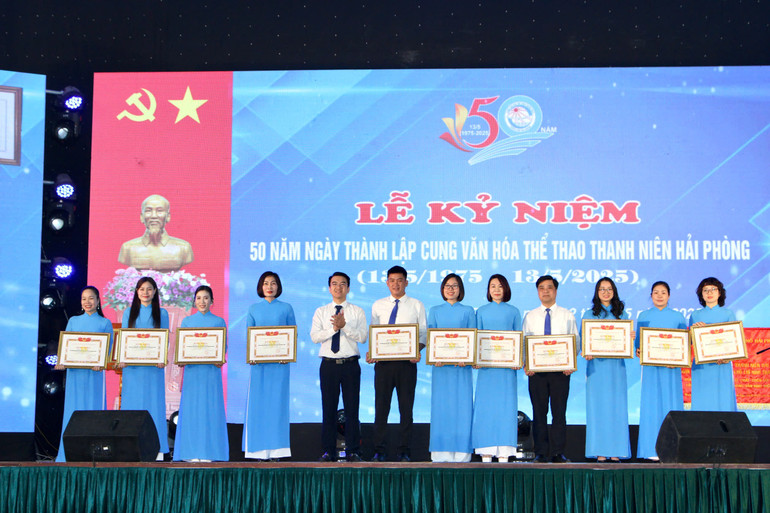 11 cá nhân được nhận Bằng khen của Thành Đoàn Hải Phòng.