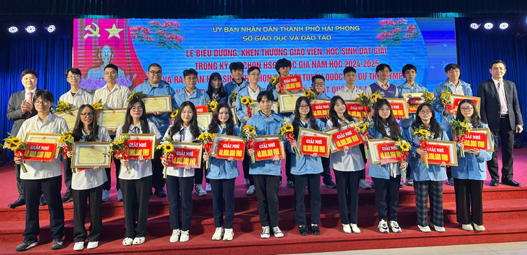 Khen thưởng các em học sinh đạt thành tích cao.