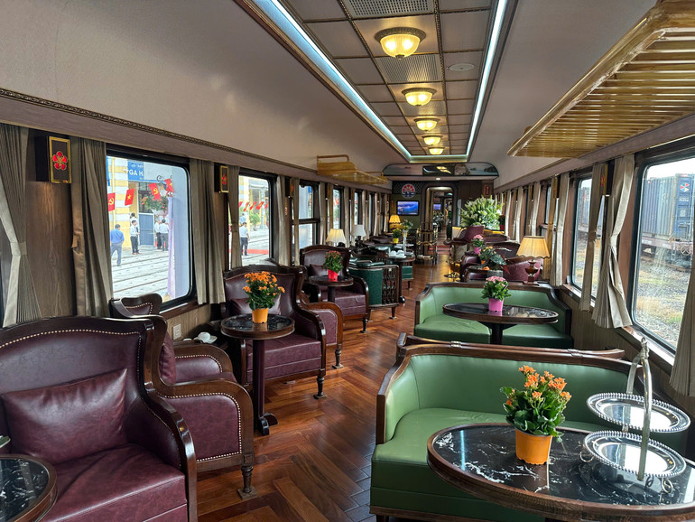 Bên trong được thiết kế với nội thất sang trọng, tiện nghi hiện đại.