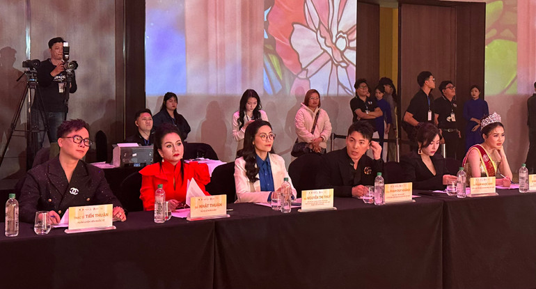 Ban giám khảo gồm những chuyên gia hàng đầu trong lĩnh vực sắc đẹp, thời trang và nghệ thuật.