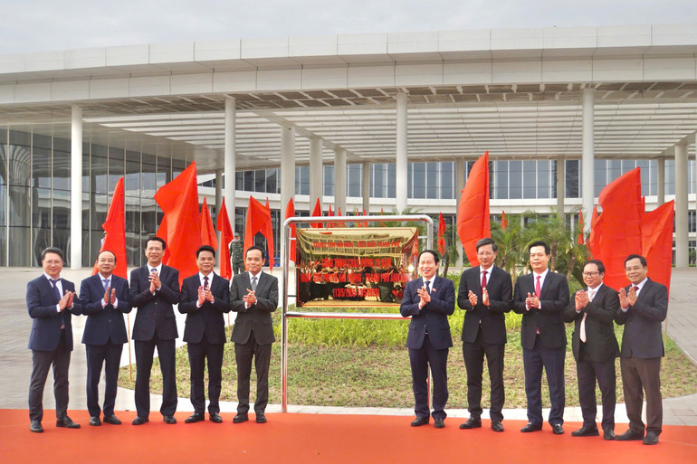 Đồng chí Trần Lưu Quang, Bí thư Trung ương Đảng, Trưởng Ban Chính sách, chiến lược Trung ương cùng lãnh đạo thành phố Hải Phòng thực hiện nghi thức gắn biển Dự án Trung tâm Hội nghị-Biểu diễn thành phố Hải Phòng. Đồng chí Trần Lưu Quang, Bí thư Trung ương Đảng, Trưởng Ban Chính sách, chiến lược Trung ương cùng lãnh đạo thành phố Hải Phòng thực hiện nghi thức gắn biển Dự án Trung tâm Hội nghị-Biểu diễn thành phố Hải Phòng.