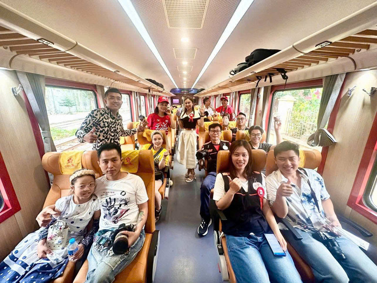 Du khách trải nghiệm trên tàu.