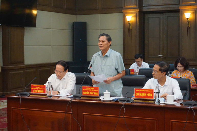 Đồng chí Nguyễn Văn Tùng, Phó bí thư Thành uỷ, Chủ tịch Ủy ban nhân dân thành phố Hải Phòng phát biểu.