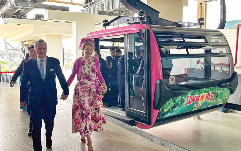 Nhà vua và Hoàng hậu Bỉ trải nghiệm cáp treo Cát Hải.